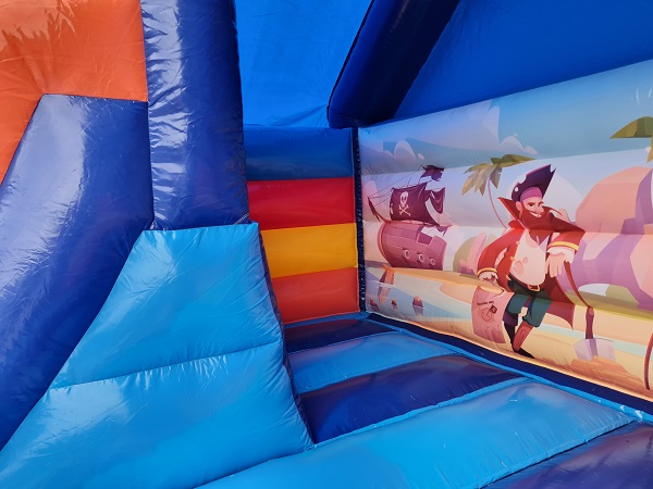 Springkussen Piraat met glijbaan en dak - 5x4m