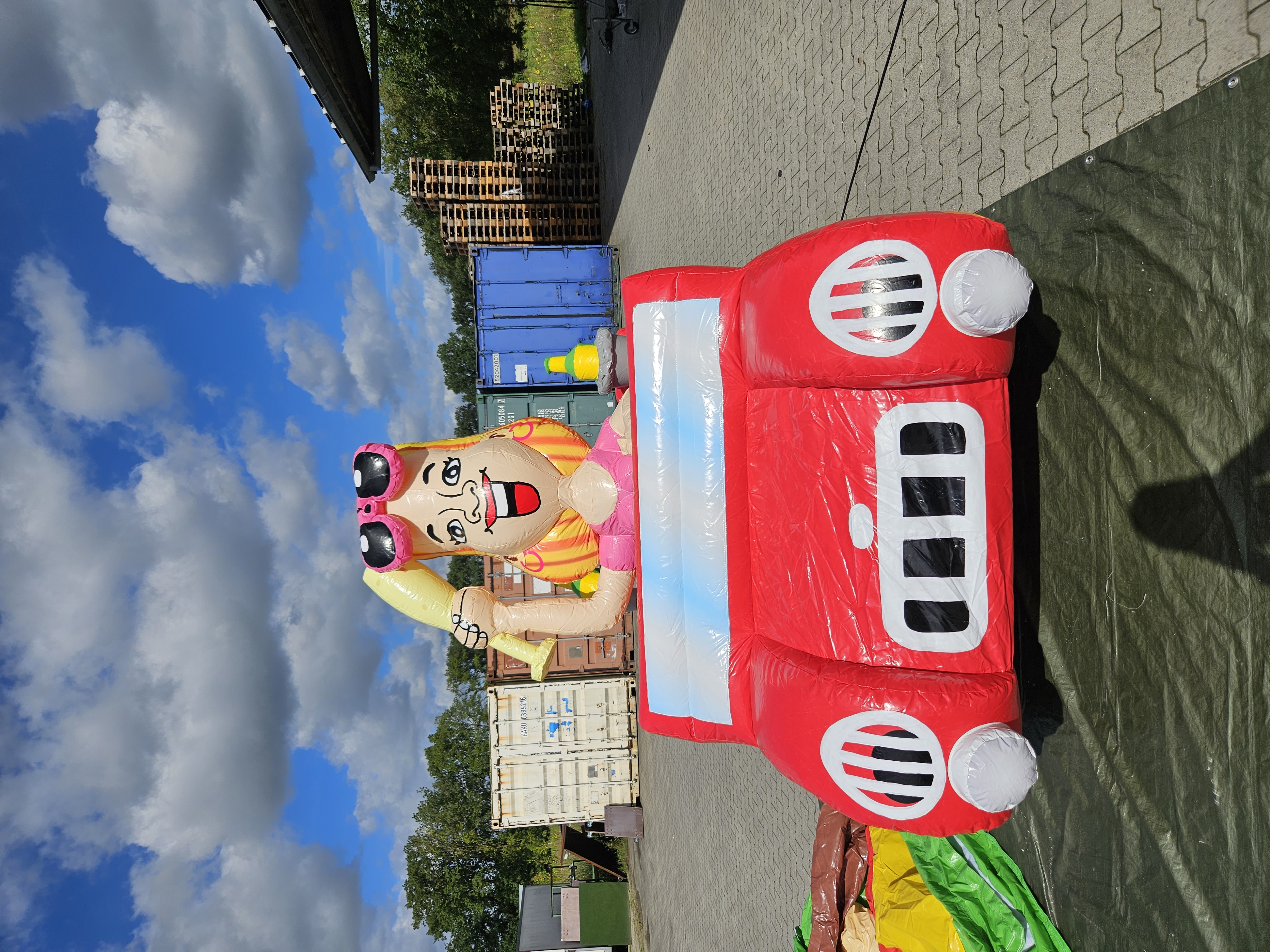 Vrouw in rode cabriolet - 2,5m