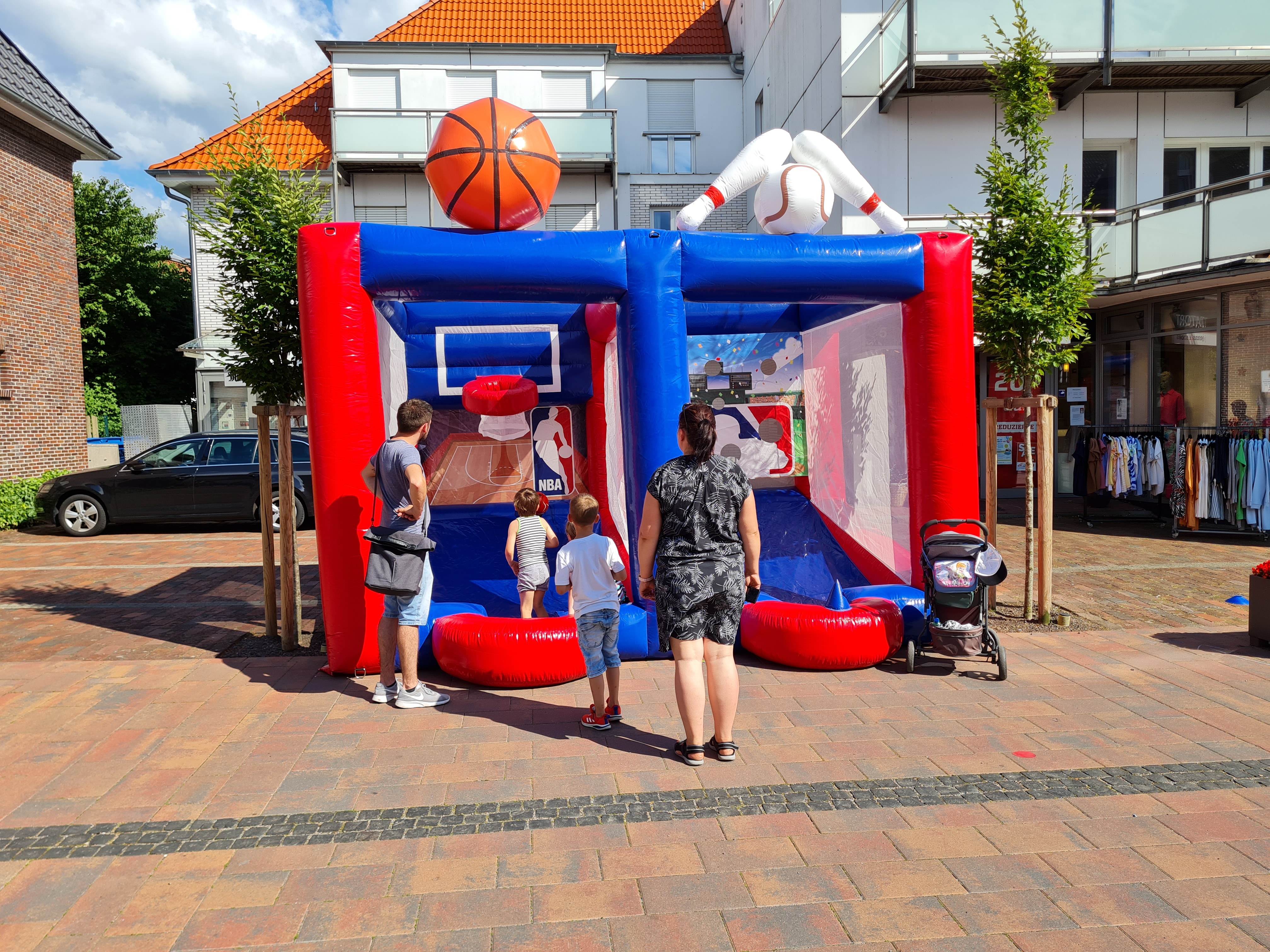 Opblaasbaar Basketbal- en Honkbal spel, 2in 1. 4,5x3x3,5m
