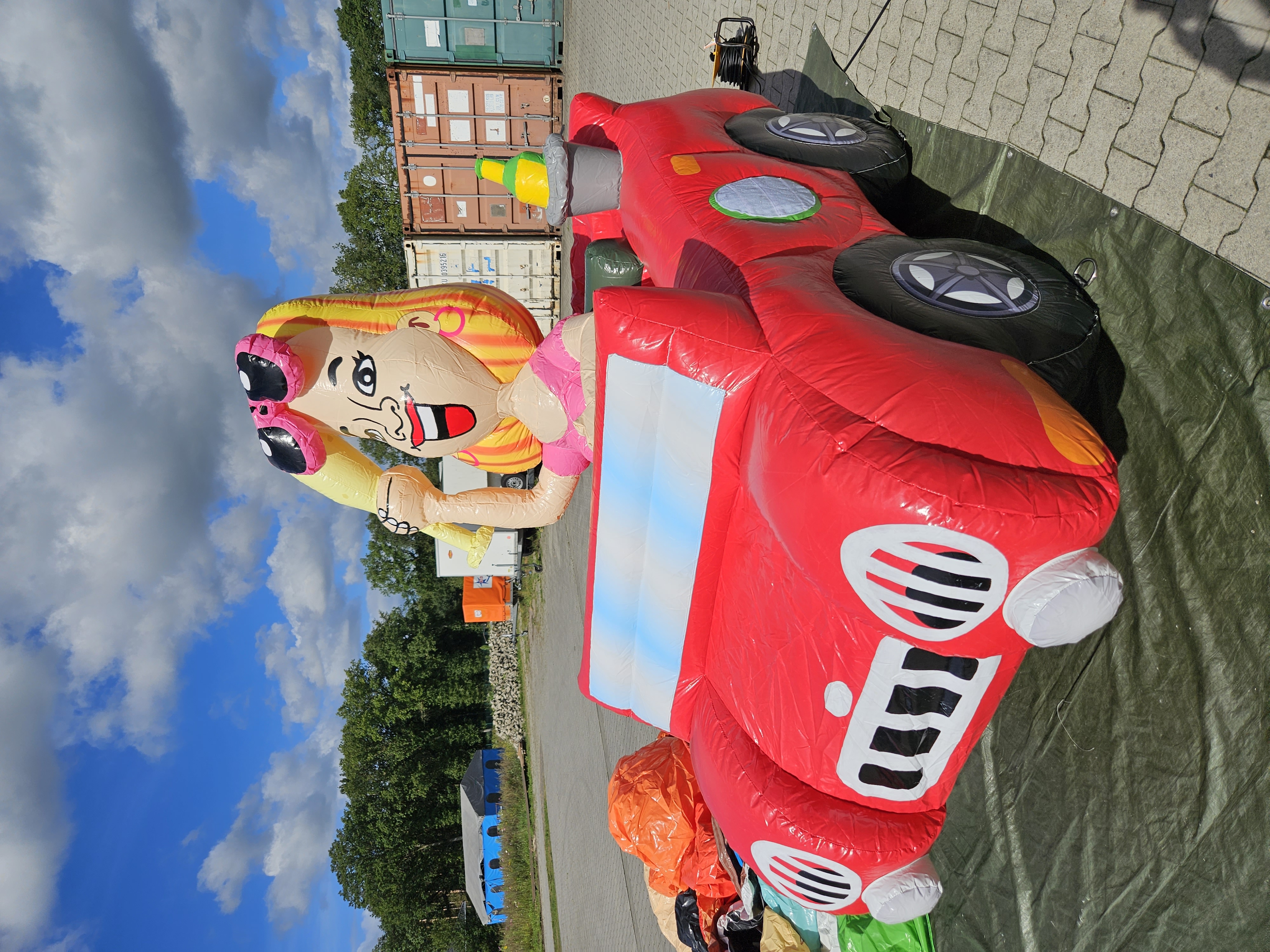 Vrouw in rode cabriolet - 2,5m
