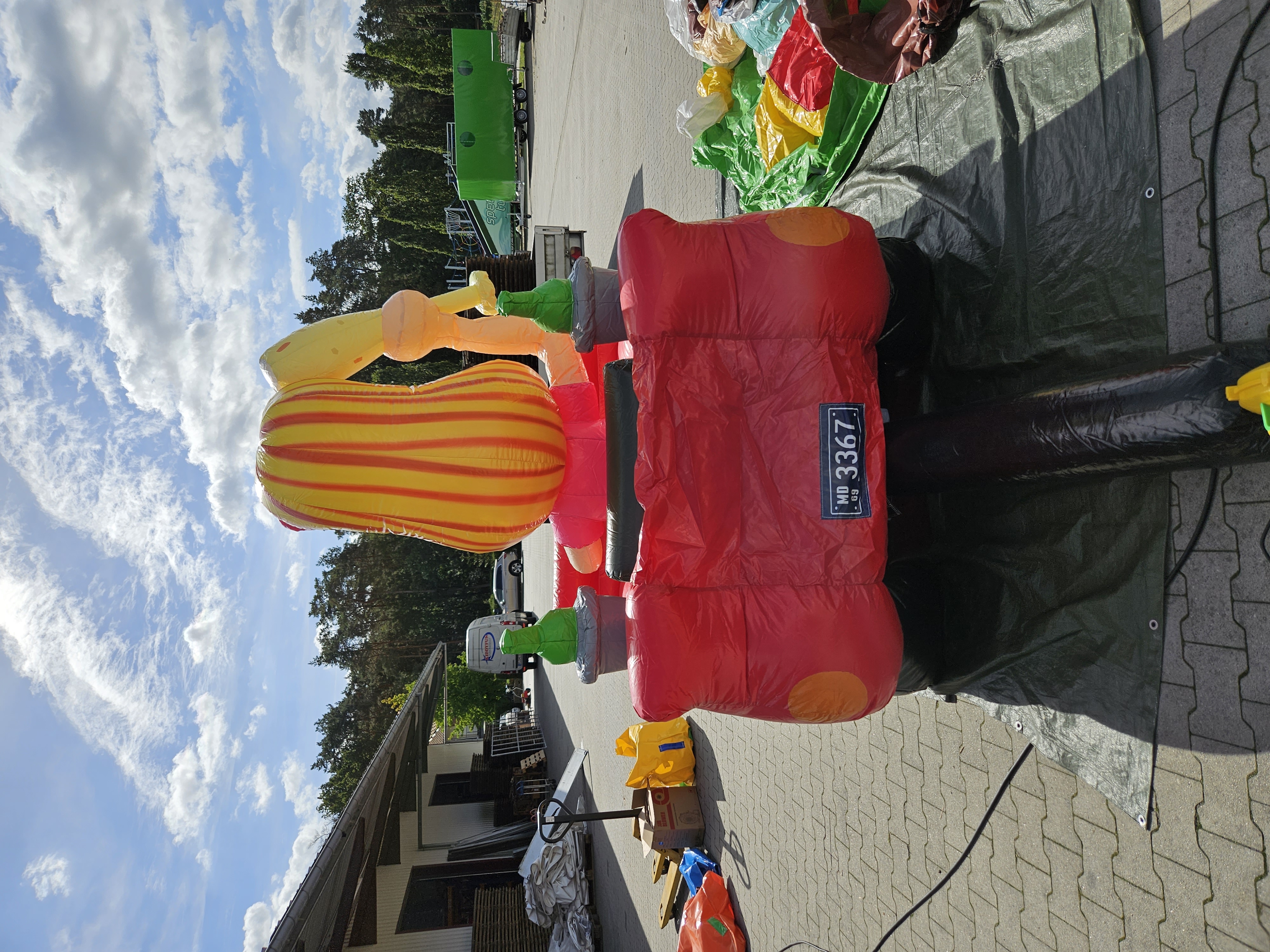 Vrouw in rode cabriolet - 2,5m