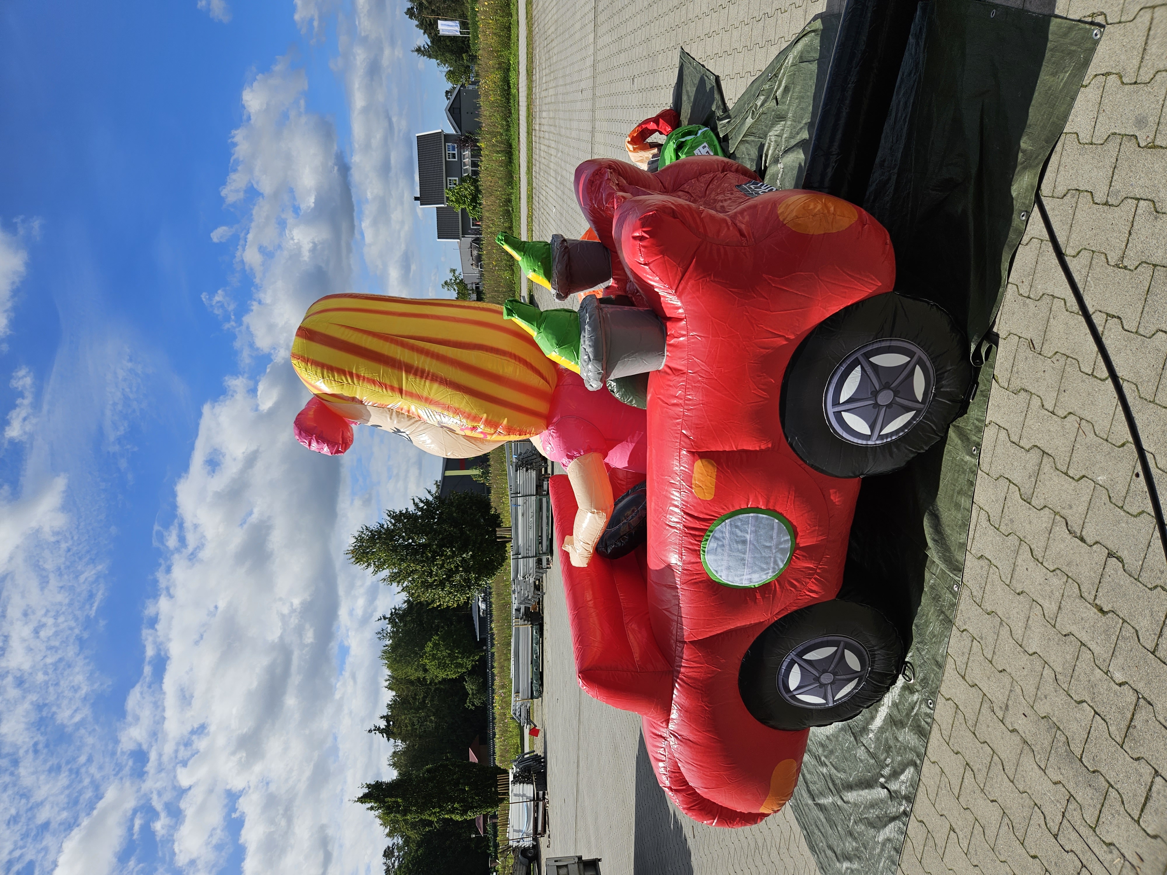 Vrouw in rode cabriolet - 2,5m